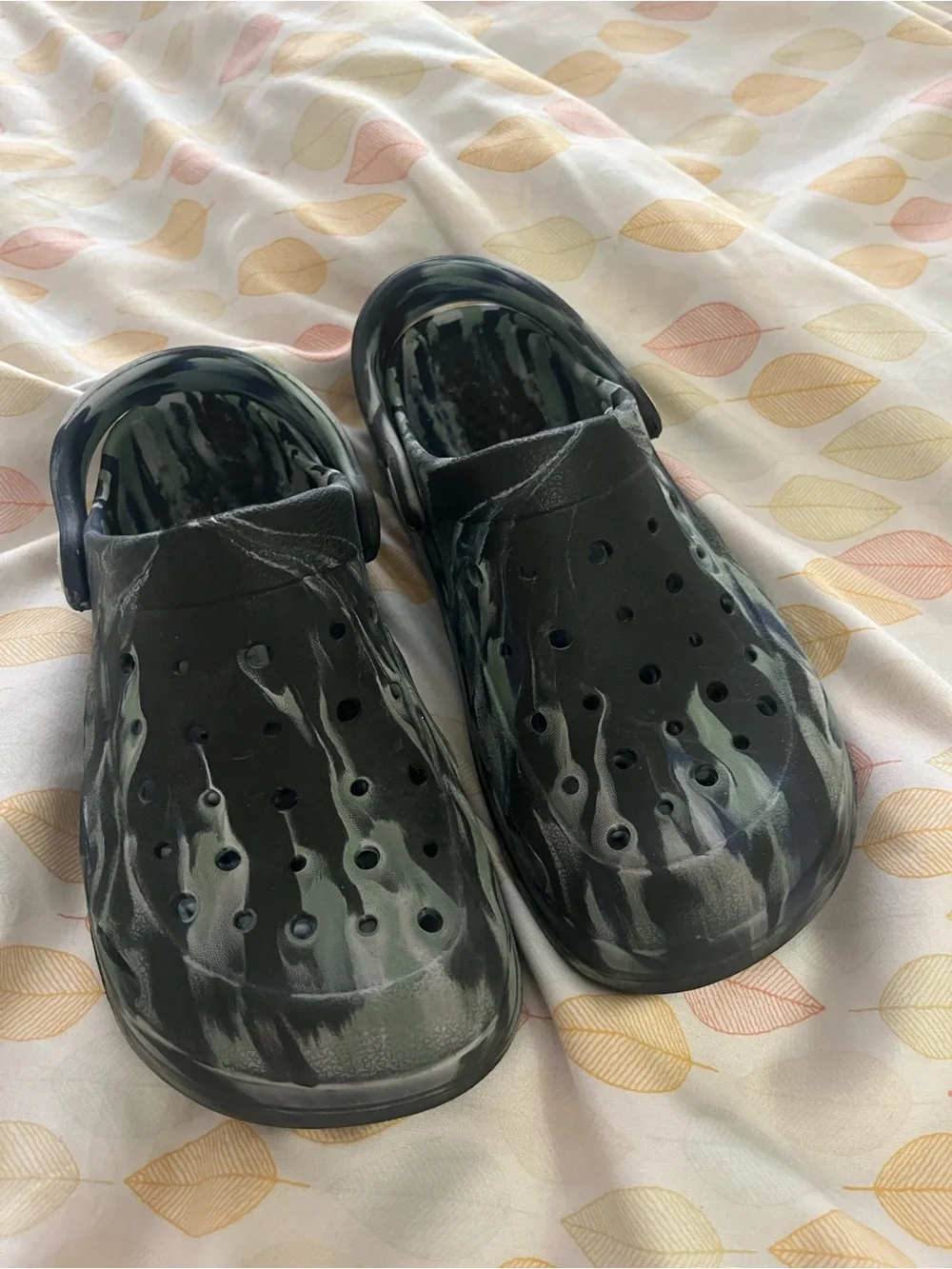 Kids light weight foam slip on shoes, size 33